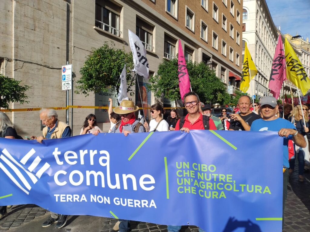 Lo striscione di Terra Comune: Terra non guerra. Un cibo che nutre, un'agricoltura che cura
